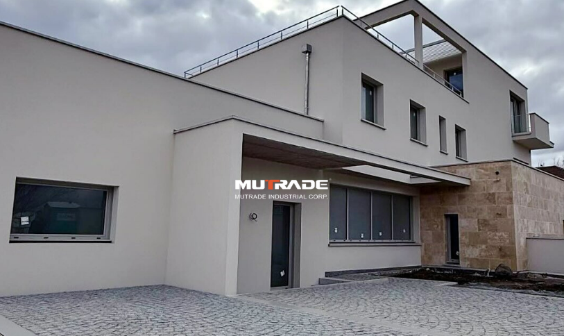 Trasformare un parcheggio per la casa privato in Francia con la piattaforma di sollevamento a doppio ponte a forbice