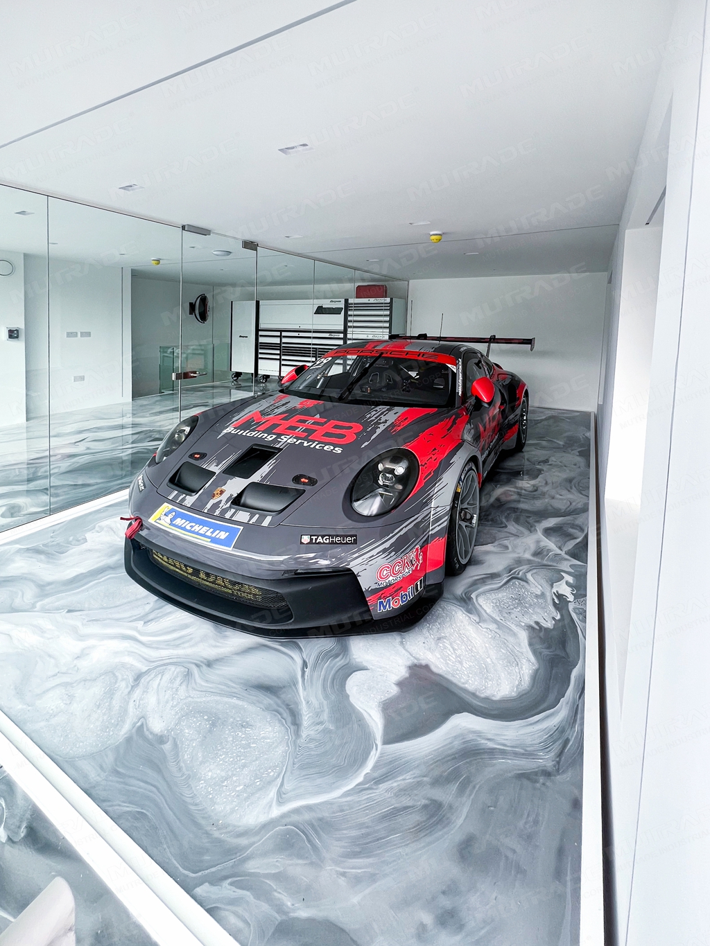 Ascensore per garage privato in Inghilterra: come Mutrade S-VRC crea un parcheggio interpiano nascosto